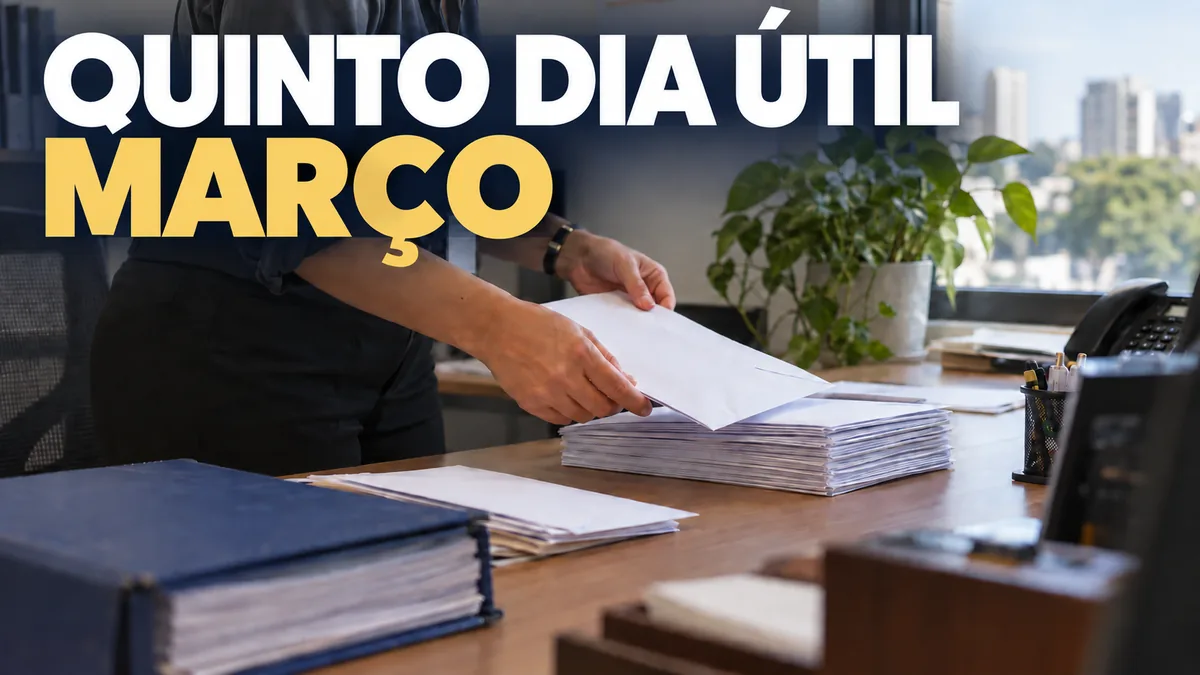 Quinto dia útil de março: organização de envelopes de contracheque no escritório.