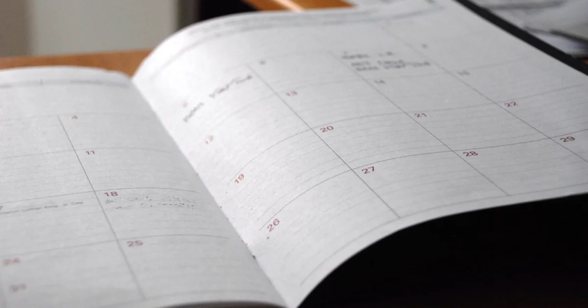 Calendário de mesa aberto no mês de junho